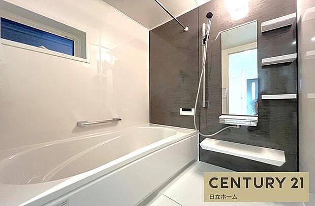 《浴室》 ■体を洗う、温まるだけの場所から心身ともに快適な空間へと進化したバスルーム。一日の疲れが癒される優雅な時間を堪能してください。