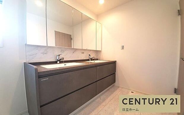 《洗面化粧台》 ■使いやすいシャープなデザインの洗面化粧台。