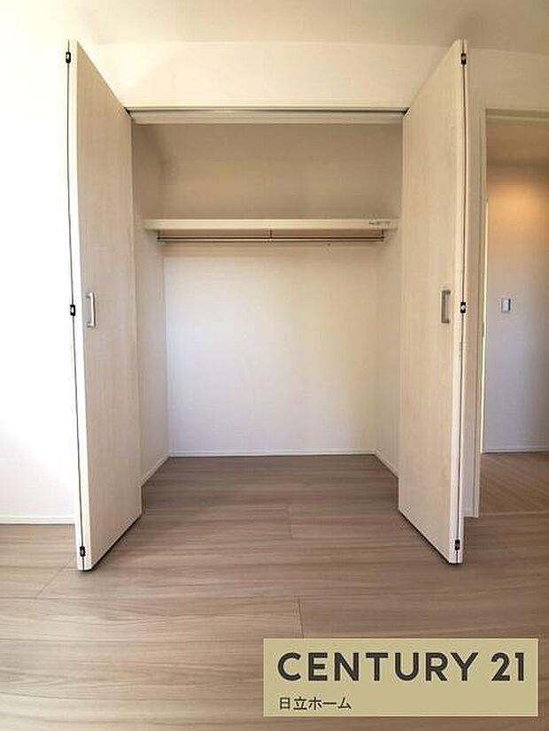 《収納》 ■室内をいつもすっきり保てる、収納力のあるクローゼット。ハンガーパイプと棚板で衣類の整理整頓がしやすく、日々の暮らしをスマートにサポートします。