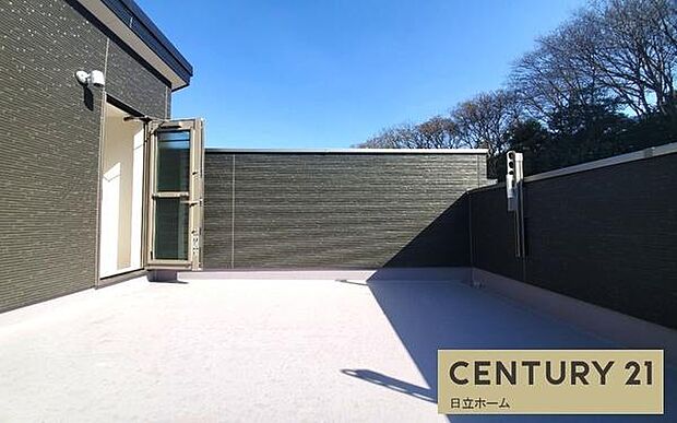 《ルーフバルコニー》 ■大きなバルコニーからは遠方まで景色を見渡せて、空の青さに包まれるような心地よさを味わえます。