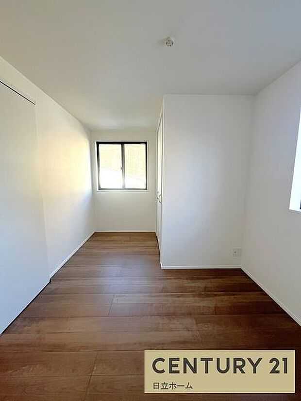 《洋室》 ■机とべットを入れても十分な広さ。。お子様の勉強部屋に。