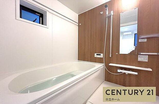 《浴室》 ■体を洗う、温まるだけの場所から心身ともに快適な空間へと進化したバスルーム。一日の疲れが癒される優雅な時間を堪能してください。