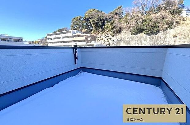 《ルーフバルコニー》 ■陽当りも良く、洗濯物も良く乾きそうです。目の前には気持ちの良い青空が広がります。前面に高い建物がないので開放的で開けた眺望が望めます。