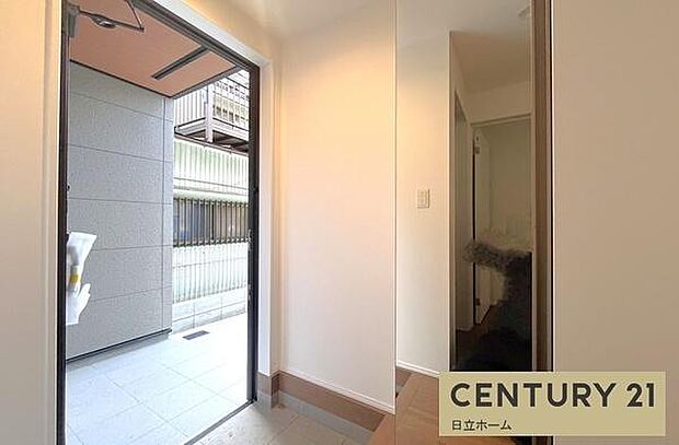 《玄関》 ■玄関を開けると、エントランスホールがお出迎え。上がりがまちやシューズボックスがゆったりと構え、心地よさに包まれます。