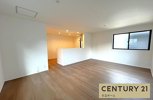 《リビングダイニング》 ■上質な時間を育む暮らしのメインステージ。寛ぎとご家族とのコミュニケーションを育む居心地のよい場所。この明るい空間は家族に安らぎを与えて、落ち着いた心地よい空間になるでしょう。