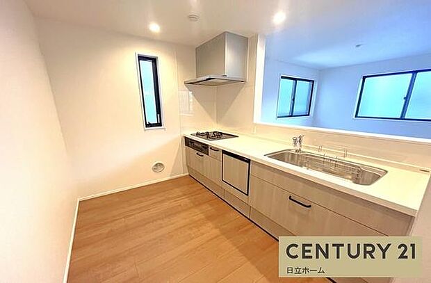 《食器洗い乾燥機》■食事後もゆっくり過ごせる食器洗い乾燥機を設置。手洗いよりもキレイに洗え、家事効率アップで家族時間が増やせます。