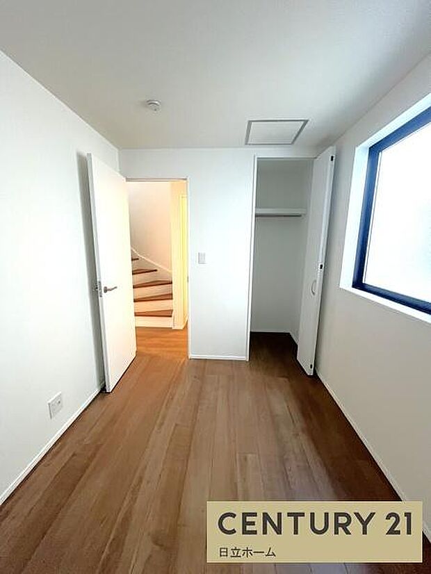 《洋室》 ■机とべットを入れても十分な広さ。。お子様の勉強部屋に。