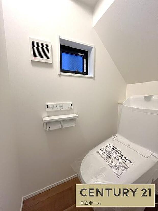 《トイレ》 ■窓のあるトイレは明るい空間で清潔感があります。