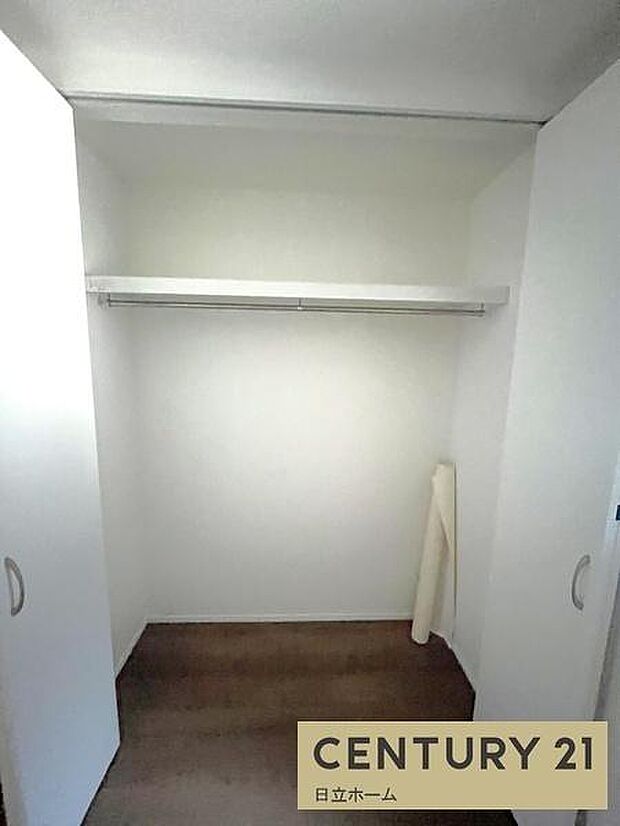 《収納》 ■洋服を機能的に収納できるハンガーパイプのほか、帽子やバッグを置ける枕棚も設置。ゆとりあふれる収納空間です。