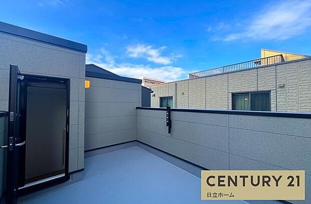 《バルコニー》 ■陽当りも良く、長時間日が当たるので、洗濯物も良く乾きそうです。目の前には気持ちの良い青空が、夜には綺麗な星空が広がります。