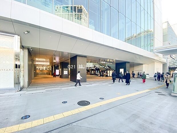 横浜駅(JR 東海道本線)まで1628m、乗入路線、商業施設も多く、みなとみらい地区等にも近く住環境良好。住みたい駅ランキングでは毎年上位のとても住みよい街