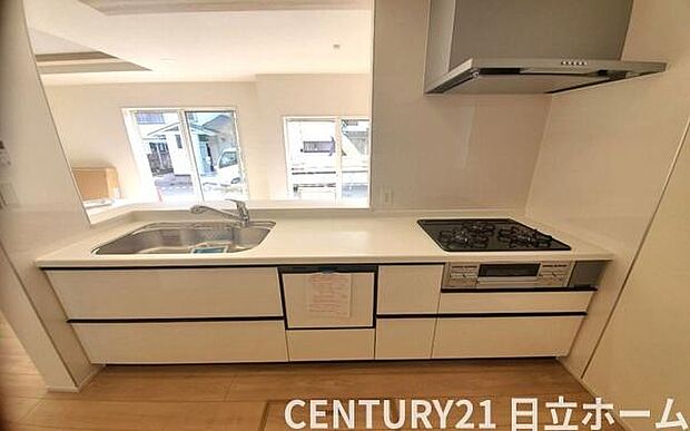 《システムキッチン》 ■家族が集う楽しく親子の会話も弾むキッチン。明るく清潔で使い勝手のいいキッチンには、いつも家族の笑顔があふれています。