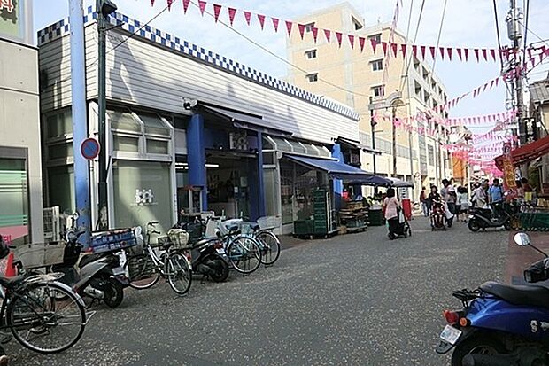 スーパーマルセンまで973m、天王町駅が最寄りの松原商店街内にあります。その日のお手頃価格の野菜や果物が並んでおり、商店街ならではの安さ