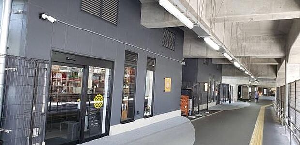 星天qlayまで1330m、相鉄本線 星川駅と天王町駅をつなぐ高架下のショッピングモール。飲食店やカフェなどの施設が並んでいます。