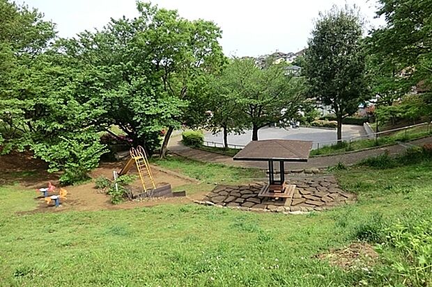 鎌谷町公園まで497m、高低差のある公園。公園の外周は大きな樹木で囲まれています。