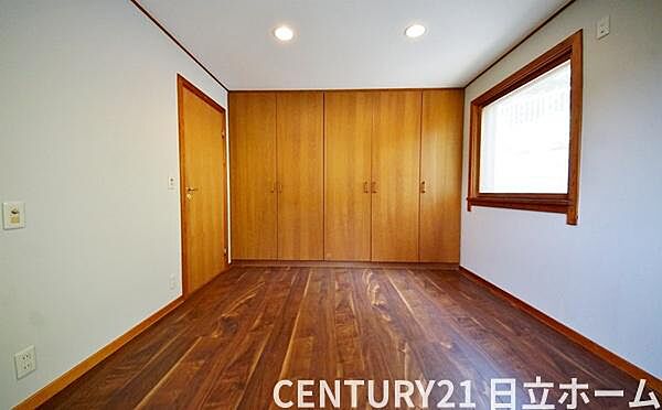 《子供部屋》　■机とべットを入れても十分な広さ、お子様の勉強部屋に。グングンと成績ＵＰの予感が。