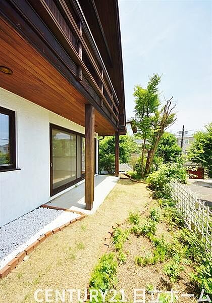 《庭》土と緑が身近に感じられるお庭があるのは嬉しいですね。