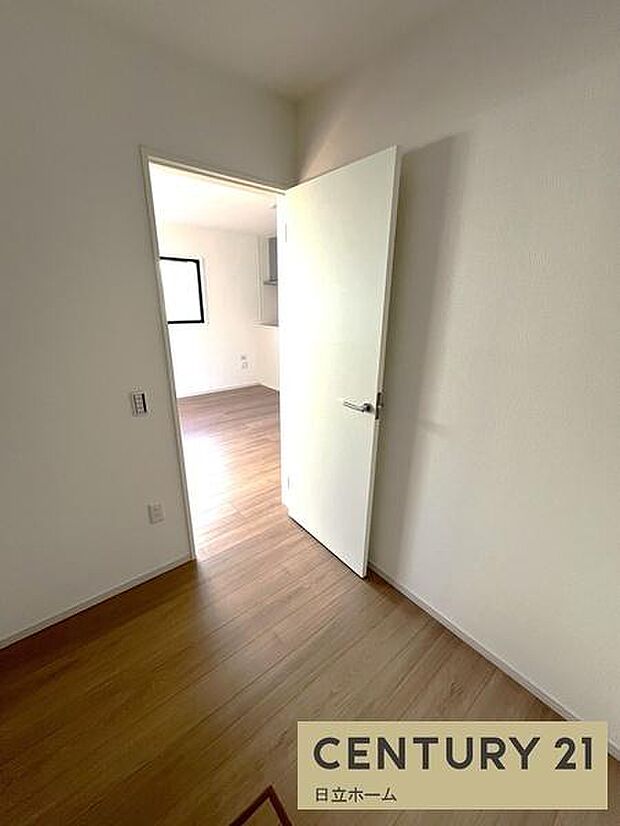 《ファミリークローゼット》　■リビング横には、大容量のファミリークローゼットをご用意。衣類だけでなく、トランクなどの旅行用品の収納にも重宝します。