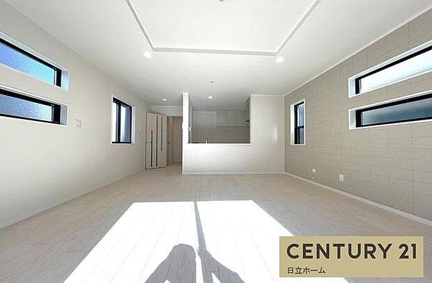 《リビングダイニング》　■開放的でのびのびとくつろげるリビングは、家族のコミュニケーションの場として、みんなが集まる暖かな場所に。