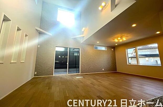 《リビングダイニング》　■開放的で広いリビング。のびのびとくつろげるリビングは、家族のコミュニケーションの場としてみんなが集まる場所に。