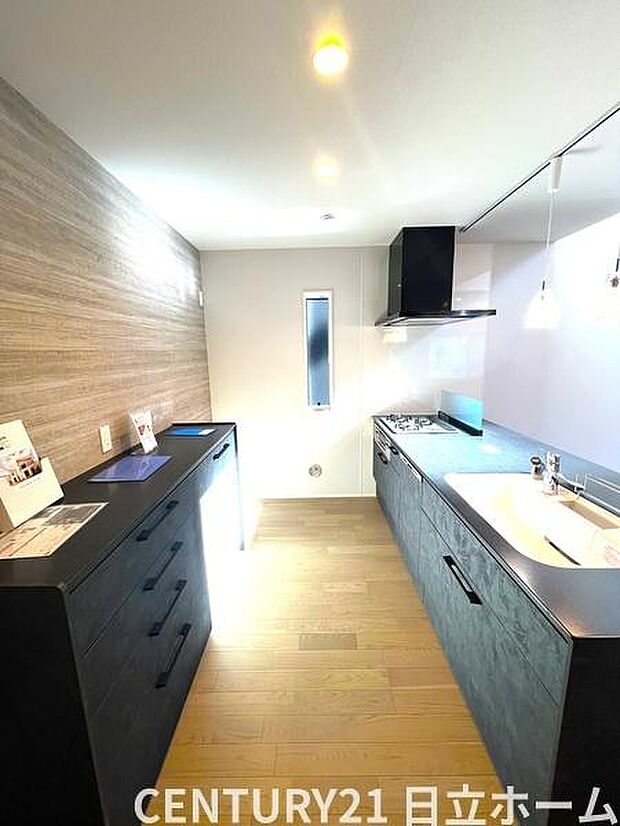 《キッチン》　■使いやすい収納豊富なキッチンです。