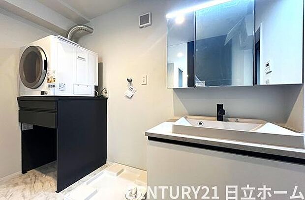 《洗面化粧台》　■使いやすいシャープなデザインの洗面化粧台。