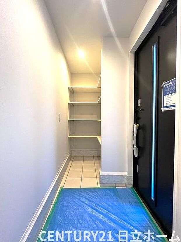 《シューズインクローク》　■人気のシューズインクローク。中は可動棚になっており、靴の収納はもちろんの事、ゴルフバッグやサーフィンの板、アウトドア用品、ベビーカーまでラクラク収納が可能です。