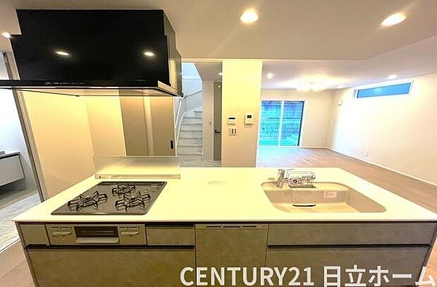 《システムキッチン》　■会話を楽しみながら食事を味わう。一緒にいる時間が楽しい空間。カフェにいるような気分で毎日を過ごしたい。家族でいる時間を柔らかに包み込むインテリア。