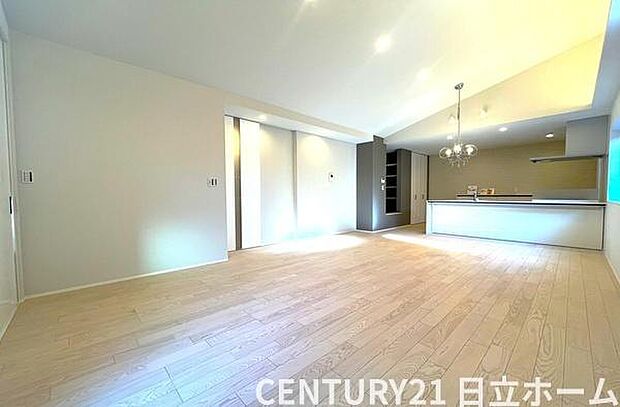 《リビングダイニング》　■開放的で広いリビング。のびのびとくつろげるリビングは、家族のコミュニケーションの場としてみんなが集まる場所に。