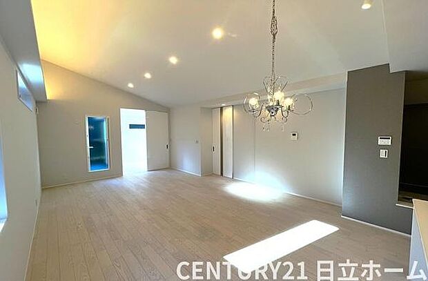 《リビングダイニング》　■ご家族でゆったりとした時間を過ごす場所です。