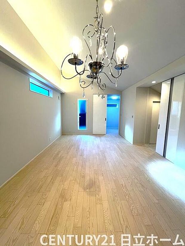 《リビングダイニング》 ■上質な時間を育む暮らしのメインステージ。寛ぎとご家族とのコミュニケーションを育む居心地のよい場所。この明るい空間は家族に安らぎを与えて、落ち着いた心地よい空間になるでしょう。