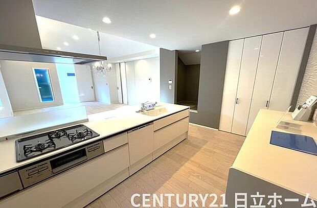 《システムキッチン》 ■会話を楽しみながら食事を味わう。一緒にいる時間が楽しい空間。カフェにいるような気分で毎日を過ごしたい。家族でいる時間を柔らかに包み込むインテリア。