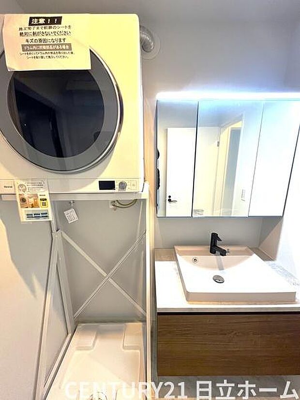 《洗面化粧台》　■使いやすいシャープなデザインの洗面化粧台。