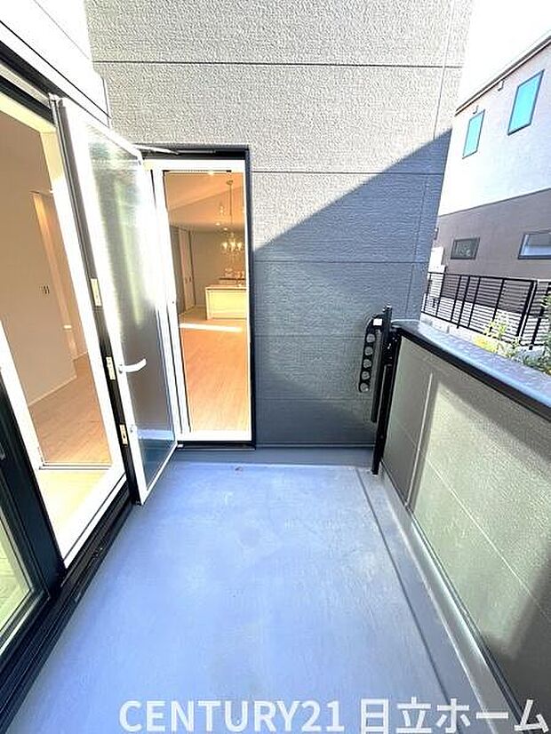 《バルコニー》　■陽当りも良く、洗濯物も良く乾きそうです。