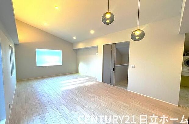 《リビングダイニング》　■大画面ＴＶも余裕、インテリアプランが考えやすいワイドなリビング。