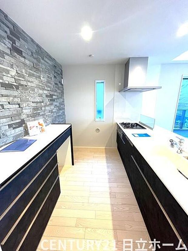 《キッチン》　■使いやすい収納豊富なキッチンです。