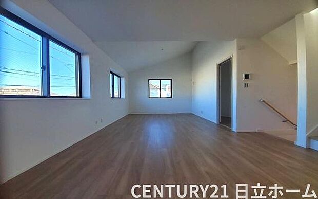 《リビングダイニング》 ■上質な時間を育む暮らしのメインステージ。寛ぎとご家族とのコミュニケーションを育む居心地のよい場所。この明るい空間は家族に安らぎを与えて、落ち着いた心地よい空間になるでしょう。