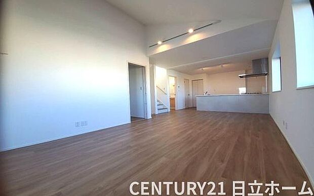 《リビングダイニング》 ■開放的でのびのびとくつろげるリビングは、家族のコミュニケーションの場として、みんなが集まる暖かな場所に。