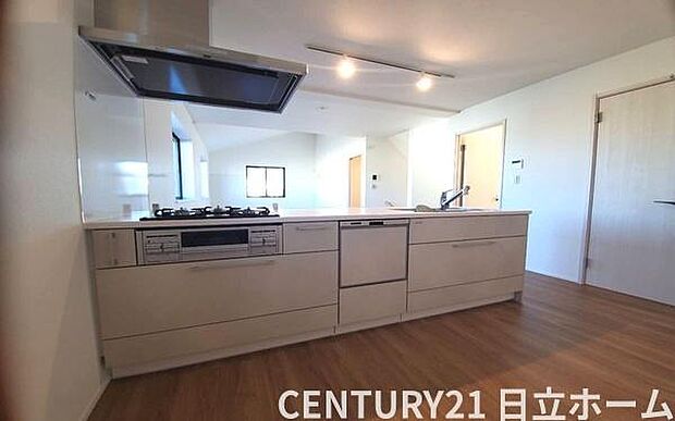 《システムキッチン》 ■お手入れしやすくきれいなキッチン。お料理の始めから後片付けまで楽しい時間になりそうです。