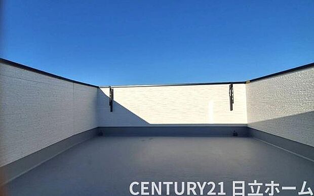 《ルーフバルコニー》 ■陽当りも良く、洗濯物も良く乾きそうです。目の前には気持ちの良い青空が広がります。前面に高い建物がないので開放的で開けた眺望が望めます。