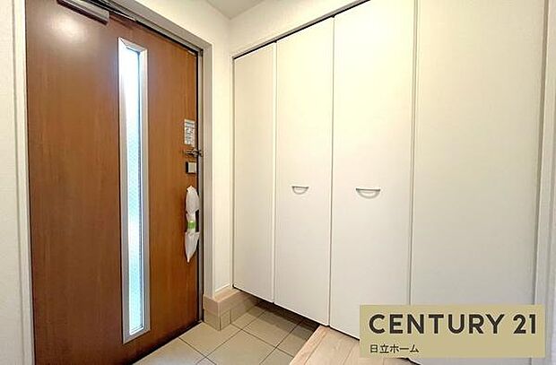 《玄関》　■シューズボックス付きで玄関もスッキリ。