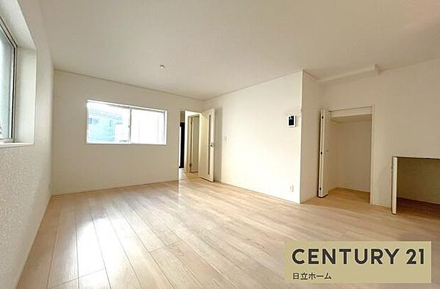 《リビングダイニング》　■ゆとりを感じさせる上質で明るい空間が、住まう人や訪れる人を心地よく迎え入れてくれます。