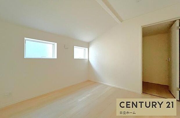 《洋室》　■机とべットを入れても十分な広さ。。お子様の勉強部屋に。