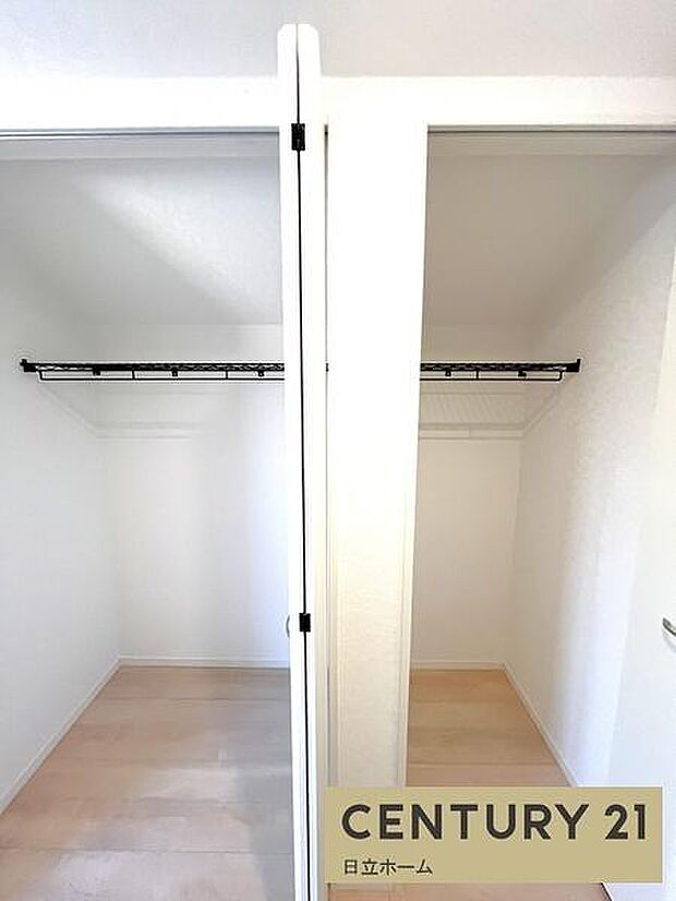 《ウォークインクローゼット》　■大容量のウォークインクローゼットをご用意。衣類だけでなく、トランクなどの旅行用品の収納にも重宝します。