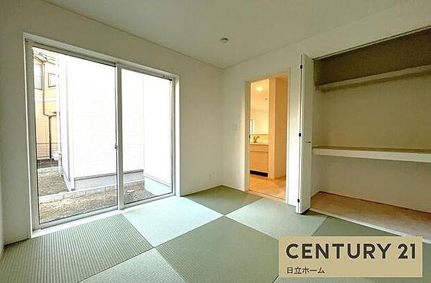 《和室》リビングの横に和室がありますので、お子様のお昼寝や、お休みの日にゴロゴロするのに重宝しますね。