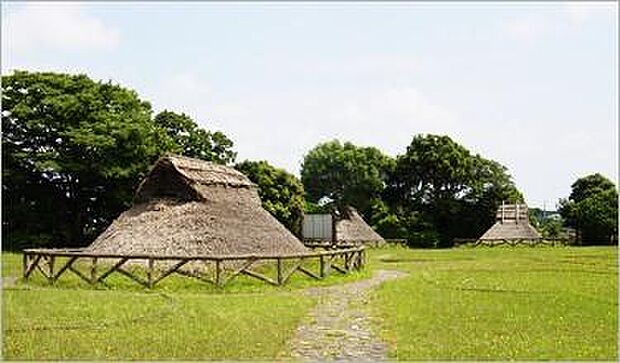 三殿考古館まで1440m、国の史跡・三殿台遺跡から出土した遺物や遺構を保存・展示し、古代横浜の歴史を紹介しています。