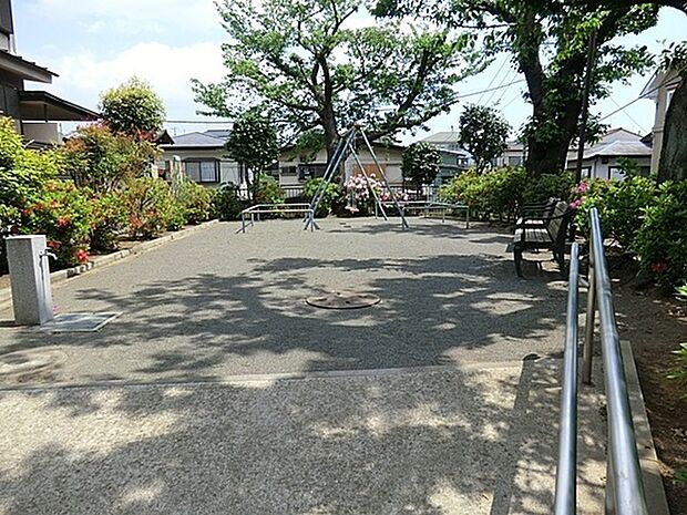下田町第二公園まで137m、住宅街のコンパクトな公園です。きれいに整備された気持ちの良い空間で遊べます。