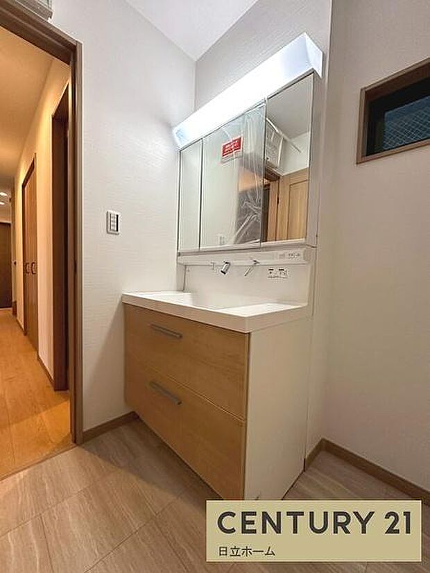 《洗面化粧台》　■使いやすいシャープなデザインの洗面化粧台。