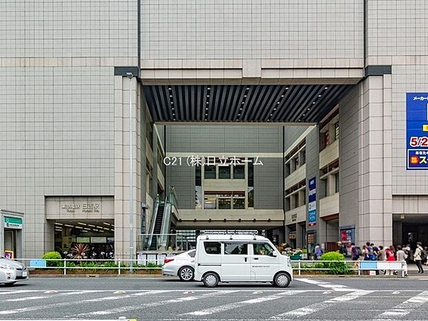 日吉駅(東急 東横線)まで1725m、東急東横線・目黒線と横浜市営地下鉄グリーンラインが乗り入れている。渋谷や新宿、横浜駅の両方面に出やすい人気エリア
