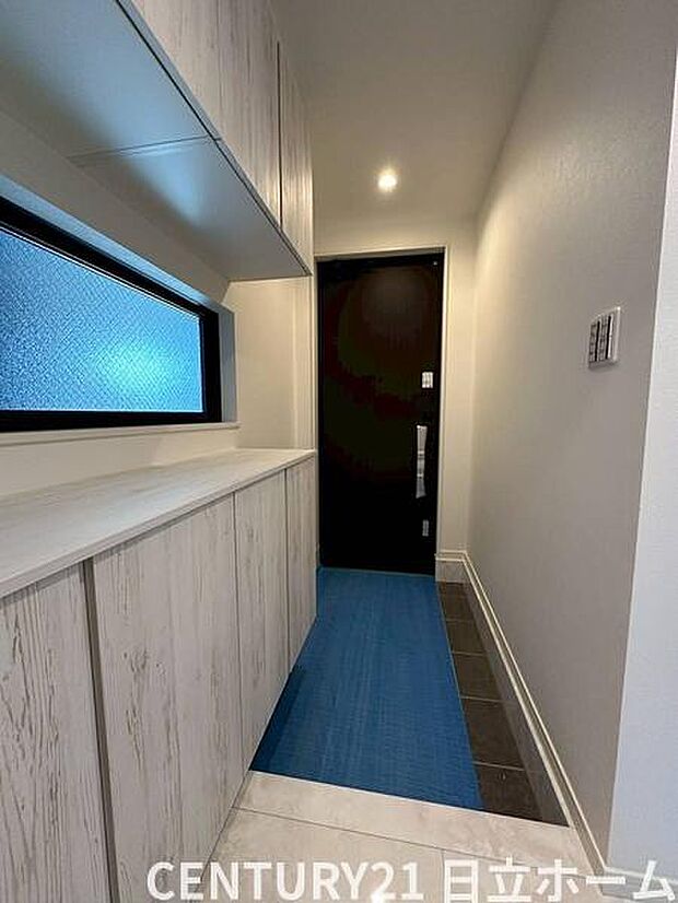 《玄関》　■シューズボックス付きで玄関もスッキリ。